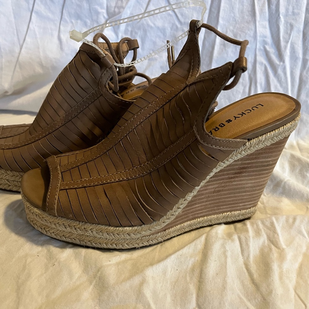 New without box Lucky Brand tan leather wedge sandals size 8 (38 EU)